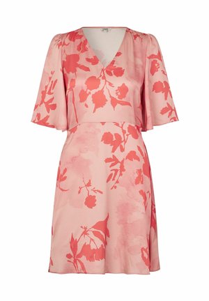 Rosa Blumenkleid mit kurzen, schwingenden Ärmeln, tiefem V-Ausschnitt und einem weichen, fließenden Stoff, der ein Aquarellmuster in Koralle zeigt.