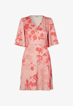 Rozā ziedu kleita ar īsām plīvurojošām piedurknēm, dziļu V-veida kakla izgriezumu un mīkstu, plūstošu audumu, kas rotāts ar akvareļa stilā veidotu rakstu korālī.