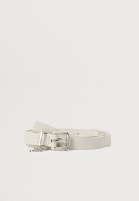 Cinto de couro branco com uma fivela metálica prateada e detalhe em corrente, apresentando vários furos para ajustes, textura suave e design minimalista.