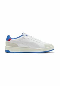Sneaker bianca con accenti in suede, dettagli blu sulla linguetta e sul tallone, e suola blu; presenta perforazioni e un design classico con lacci.