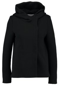 Sort hættetrøje lavet af blødt stof, med en bred krave, lange ærmer og et minimalistisk design uden synlige lukninger.