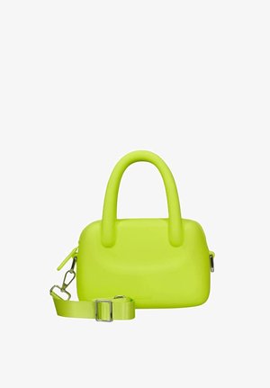 Borsa a mano verde lime brillante con manici arrotondati e tracolla regolabile e removibile su sfondo bianco.