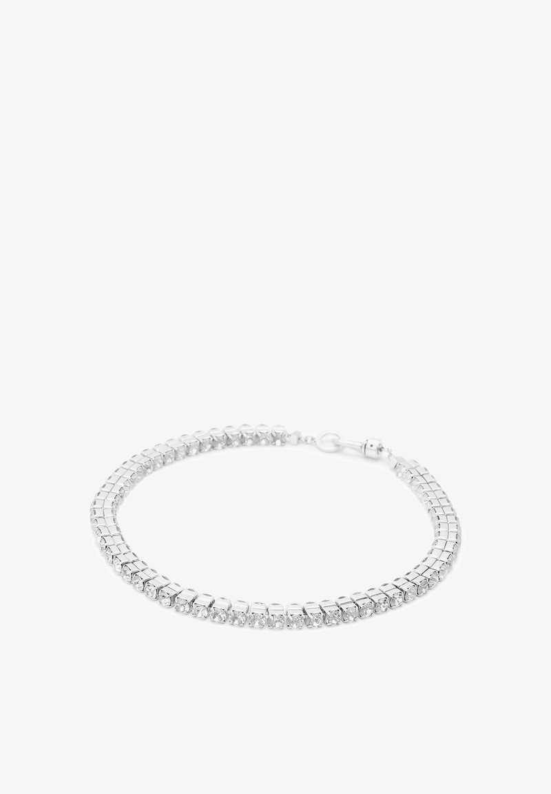 Sølvarmbånd med et fleksibelt kædedesign og runde klare krystaller sat i en serie. Låsning i den ene ende.