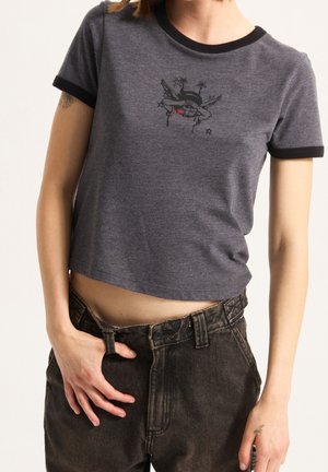 Szary krótki t-shirt z czarnym obszyciem przy dekolcie, z centralnym nadrukiem przedstawiającym czaszkę i gwiazdy. Miękka bawełniana tkanina.