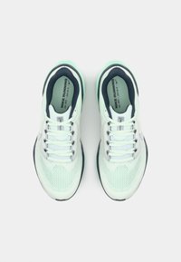 Hellgrüne Netz-Laufschuhe mit strukturierter Oberfläche, weißen Schnürsenkeln und dunkelblauen Innenakzenten. Sie verfügen über eine abgerundete Zehenpartie und eine flexible Sohle.