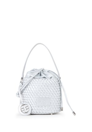 Piccola borsa secchiello bianca intrecciata con chiusura a coulisse, manico singolo, tracolla lunga e ciondolo decorativo rotondo.