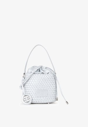 Petit sac seau blanc tissé avec fermeture à cordon, anse unique, bandoulière longue et pendentif décoratif rond attaché.