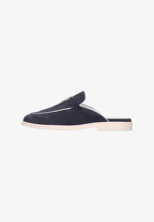 Marineblå slip-on loafer med hvid sål, sølvspændedetalje og lav hæl, designet til afslappet brug.