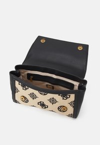 Bolso negro con un frente de textil crema con patrón. Cuenta con un interior espacioso, un bolsillo con cremallera y herrajes dorados para el cierre.