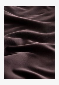 Selezionato, chocolate brown