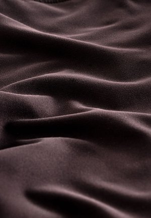 Dunkelbrauner Stoff, weiche Textur mit sanften Falten und Knicken. Das Material wirkt leicht und glatt mit einem leichten Schimmer.