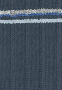 Tessuto grigio testurizzato con righe verticali, caratterizzato da strisce orizzontali in argento, blu e grigio chiaro. Materiale morbido e lavorato a maglia.