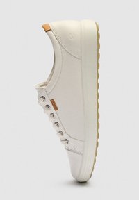 Biały casualowy sneaker z beżową podeszwą i jasnobrązową pętlą do ściągania, boczny sznurowany design oraz mała brązowa metka marki na jednolitym tle.