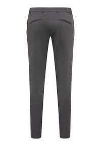 Pantaloni grigi su misura realizzati in un tessuto texturizzato, con due tasche posteriori e una vestibilità slim, caratterizzati da una cintura con un sottile accento nero.