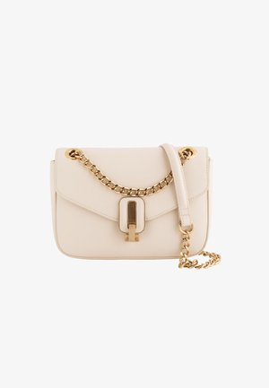 Sac à main en cuir crème avec une chaîne en or, de forme rectangulaire, fermé par un fermoir en or, présentant une finition texturée et un design minimaliste.
