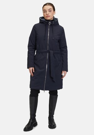 Marineblauwe, waterdichte parka met een capuchon, rits aan de voorkant en een strik. Bevat zijzakken en heeft een gladde textuur. Lange mouwen, knielange uitvoering.