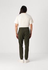 Samsøe Samsøe SMITHY TROUSERS  - Kalhoty - forest night