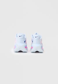 Ténis Nike com parte superior em malha azul clara e detalhes em rosa, sola acolchoada e bolsas de ar no calcanhar em violeta e rosa.