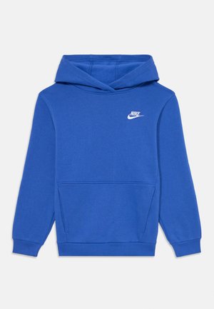 Niebieska bluza z kapturem Nike z przednią kieszenią typu kangur i białym logo Nike na piersi, z długimi rękawami oraz ściągaczami na mankietach i dole bluzy.