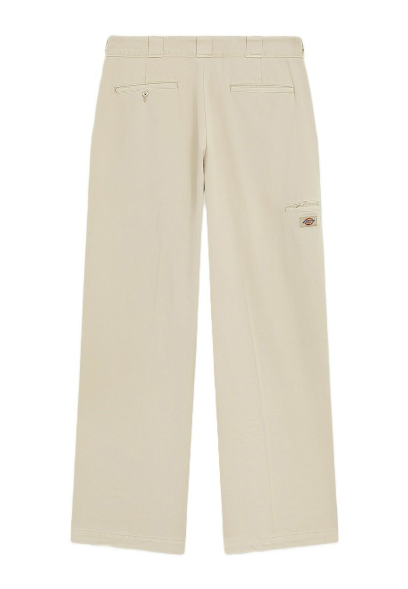 Pantaloni beige a gamba dritta con passanti per cintura, due tasche posteriori a filetto (una con bottone) e una tasca laterale utility con una piccola toppa con logo del marchio.