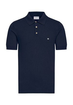 Námornícky modré polo tričko vyrobené z textúrovanej pleteniny; má klasický golier, trojbunkový zapínací systém a biele logo na ľavej hrudi.