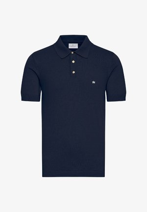 Námornícky modré polo tričko vyrobené z textúrovanej pleteniny; má klasický golier, trojbunkový zapínací systém a biele logo na ľavej hrudi.