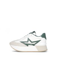 Witte en beige sneaker met een donkergroen sterontwerp, gelabeld "Liu Jo," dikke witte zool en beige buitenzool, weergegeven in zijaanzicht.