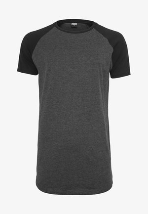 Mørkegrå t-shirt med korte ærmer og sorte raglanærmer. Rund halsudskæring, blød stof med glat tekstur og lige skæredesign.