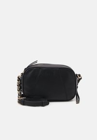 Borsa a tracolla in pelle nera con chiusura a zip, tracolla decorata con catena, superficie liscia e logo del marchio in rilievo sul davanti.