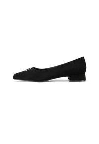 Scarpe flat in suede nero con punta affusolata, tacco basso a blocco e un accento metallico nella parte anteriore. Texture liscia e design elegante.