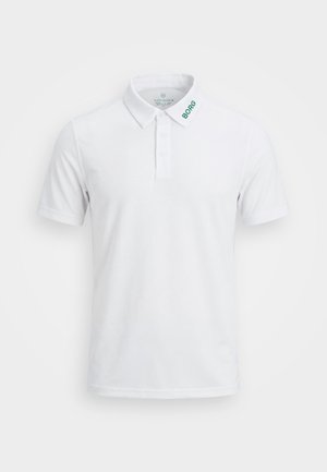 Polo blanco de manga corta con tres botones y "BORG" impreso en verde en el cuello izquierdo.