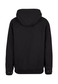 Chaqueta negra con capucha de textura suave, con puños y dobladillo elásticos, que presenta costuras a tono y acentos de botones a presión en las mangas.