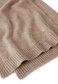 Bufanda de punto beige con bordes acanalados, textura suave y sutil detalle de logo; ligera y cae de forma natural.