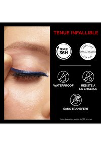Eyeliner waterproof bleu appliqué sur la paupière, étiqueté pour une tenue de 36 heures, résistant aux taches et hypoallergénique, avec des icônes de soutien sur un fond noir.