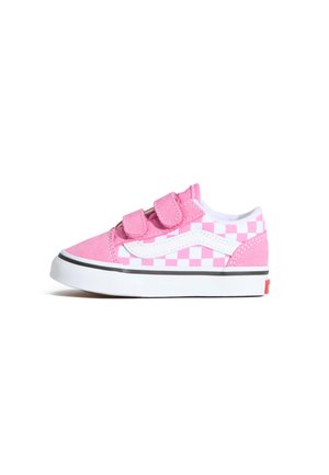 Baskets enfant rose et blanches avec motif damier, deux bandes auto-agrippantes, semelle blanche et bordure noire.