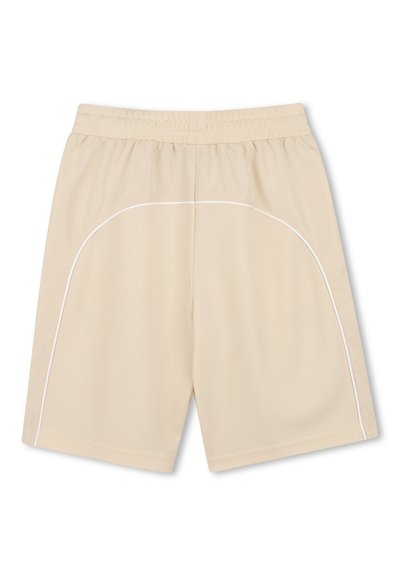 Shorts de sport beiges avec une ceinture élastique, fabriqués à partir d'un tissu texturé, avec un liseré blanc le long des panneaux latéraux.