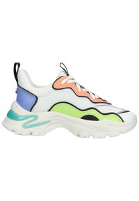 Scarpa atletica in mesh bianca con accenti neri, caratterizzata da sovrapposizioni in arancione, verde e blu pastello. Suola spessa con battistrada testurizzato.