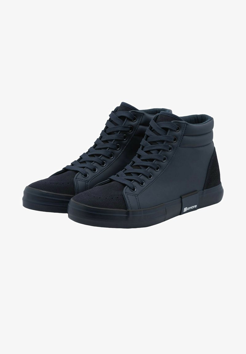 Tenisky s vysokým střihem v tmavě modré barvě s texturovaným semišovým špičkou, odpovídajícími tkaničkami a hladkými kontrastními stranami. Obsahují logo na podrážce.