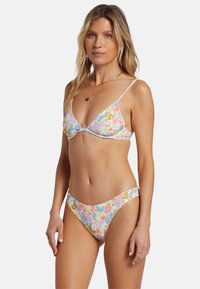 Set bikini floreale composto da un reggiseno triangolare e slip a vita bassa coordinati. Realizzato in tessuto testurizzato con motivi floreali pastello.