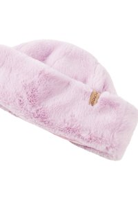 Švelni šviesiai violetinė dirbtinė pūkų galvos juosta su mažu rusvu odiniu žyme ant baltos fono.