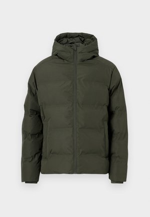 Giacca imbottita con cappuccio di colore verde scuro, caratterizzata da una zip frontale completa, polsini elasticizzati e un design boxy. Tessuto liscio e opaco.