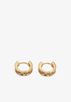 Boucles d'oreilles en or en forme de cerceau avec un motif floral en violet et vert, présentant des accents texturés et un design de fermoir pour un port sécurisé.