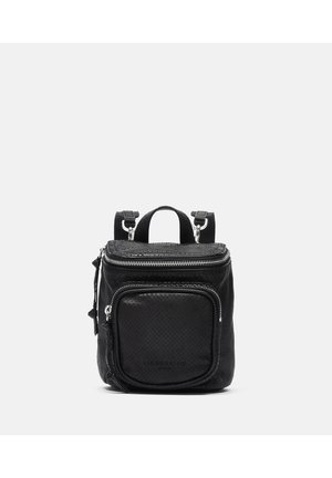 Compact zwarte rugzak van getextureerd leer met voorvak met rits, bovenhandvat en verstelbare schouderbanden tegen een effen lichte achtergrond.