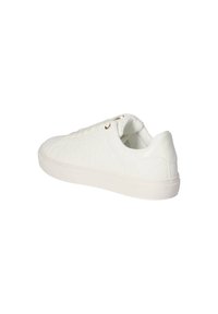 Witte sneaker met gestructureerde zijkanten, ronde neus en een vlakke rubberen zool. Voorzien van goudkleurige veterogen. Een schoon, minimalistisch ontwerp.