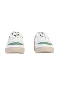Baskets blanches avec des accents en suède vert et des détails en cuir beige. Lacets en coton plats et semelle en caoutchouc texturée. Design profil bas.