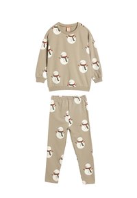 Beige bomulds loungewear sæt med langærmet top og bukser, begge prydet med hvide snemænd iført røde og grønne tørklæder.