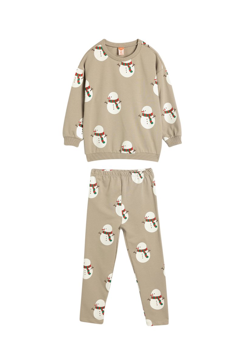 Beige bomulds loungewear sæt med langærmet top og bukser, begge prydet med hvide snemænd iført røde og grønne tørklæder.