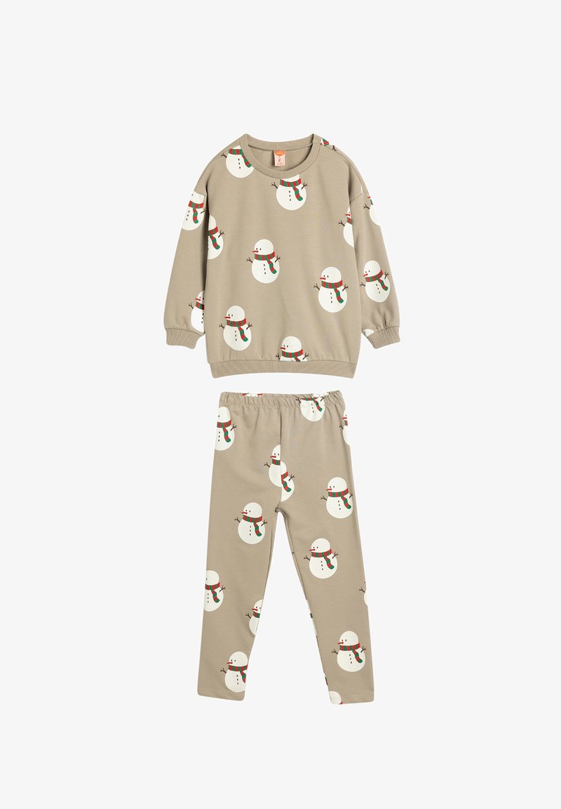 Beige bomulds loungewear sæt med langærmet top og bukser, begge prydet med hvide snemænd iført røde og grønne tørklæder.