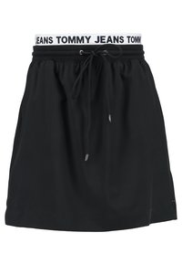 Schwarzer Skort mit elastischem Bund, der "TOMMY JEANS" in weißer Schrift zeigt, und einem Kordelzug. Glattes Material mit lockerer Passform.