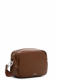 Borsa a tracolla in pelle marrone con finitura texture, forma rettangolare, chiusura con zip e tracolla rimovibile. Nome del marchio visibile sulla parte anteriore.